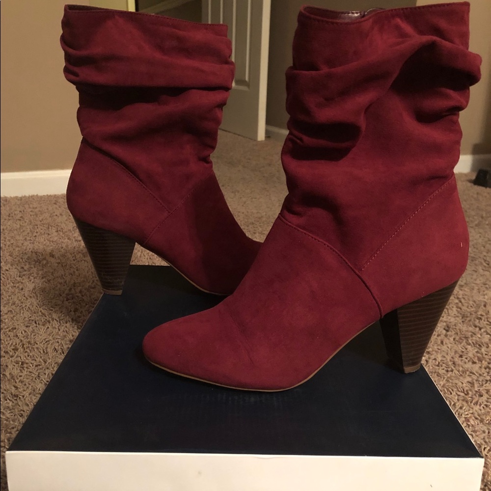 Size 8.5 medium Kaari Blue wine suede booties